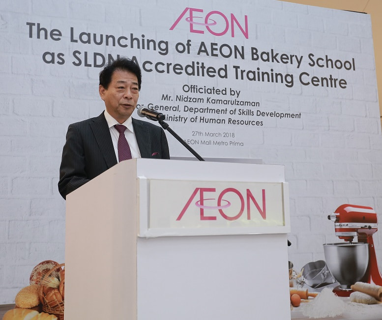 Managing Director of AEON Shinobu Washizawa presenting a speech on AEON Baking School