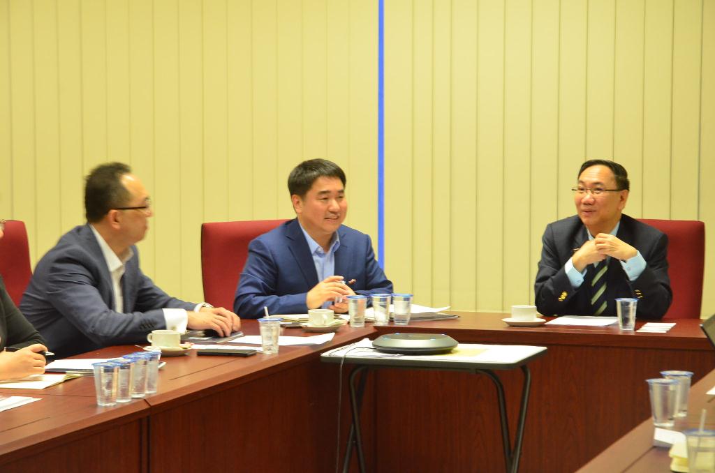 Prof Chuah (right) introducing UTAR and its various collaborations with China while Zhang (middle) and Hew listen 