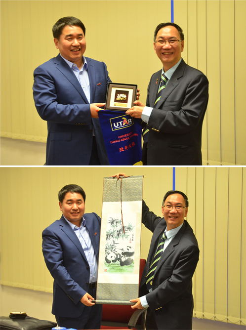 Prof Chuah (right) and Zhang exchanging souvenirs