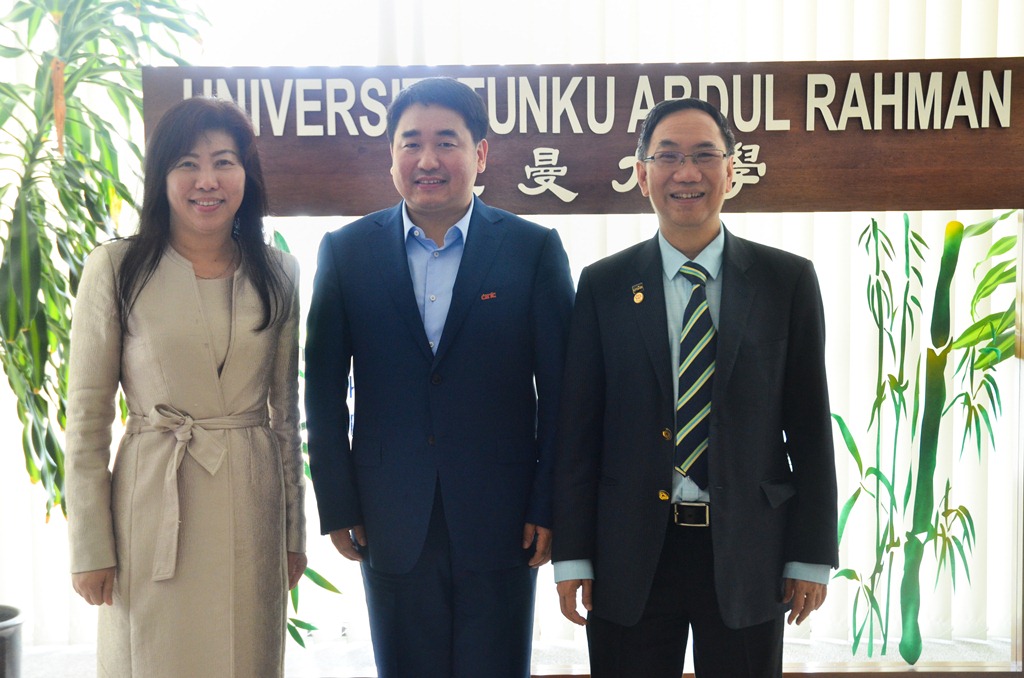 From left: Dato’ Ng, Zhang and Prof Chuah 