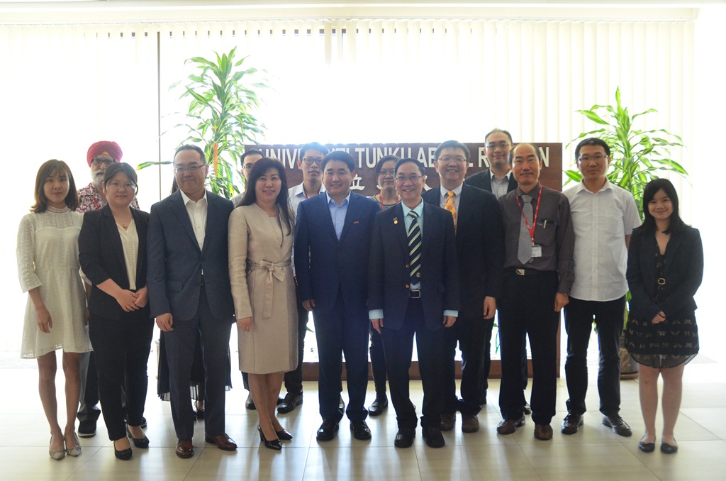 Group photo of CAEIT and MDEC delegates with UTAR academics