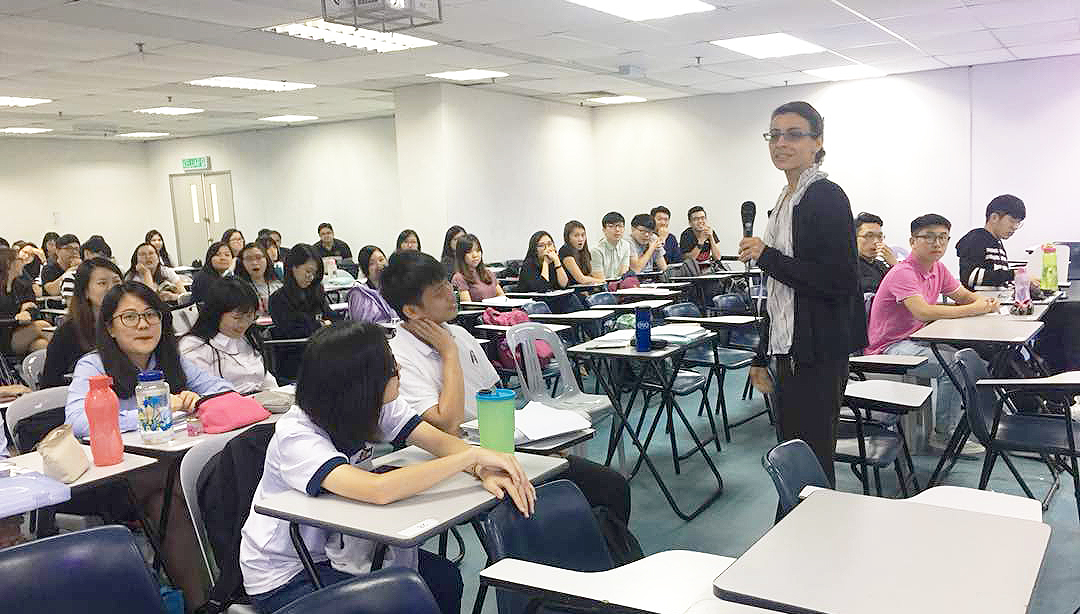 Prof Marianna teaching ‘Global Business Management’ topic 